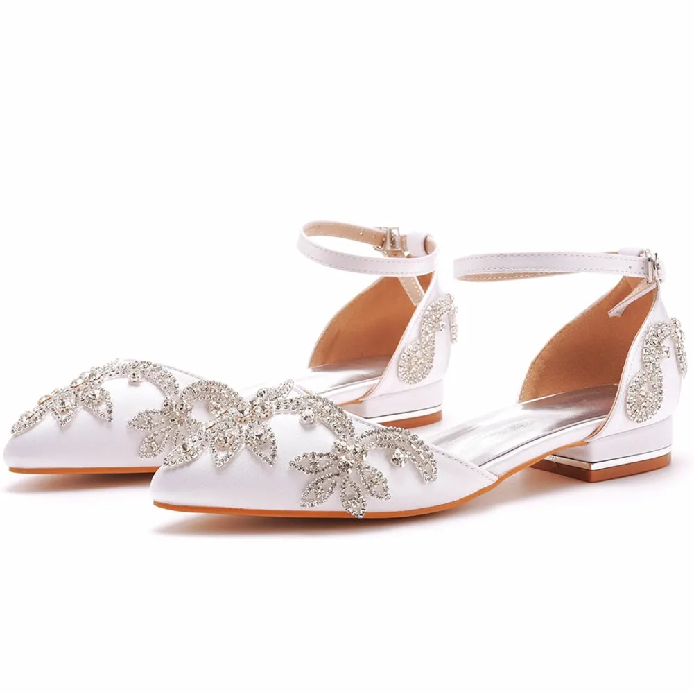 Chaussures de mariage à talons bas et bout pointu en satin avec strass