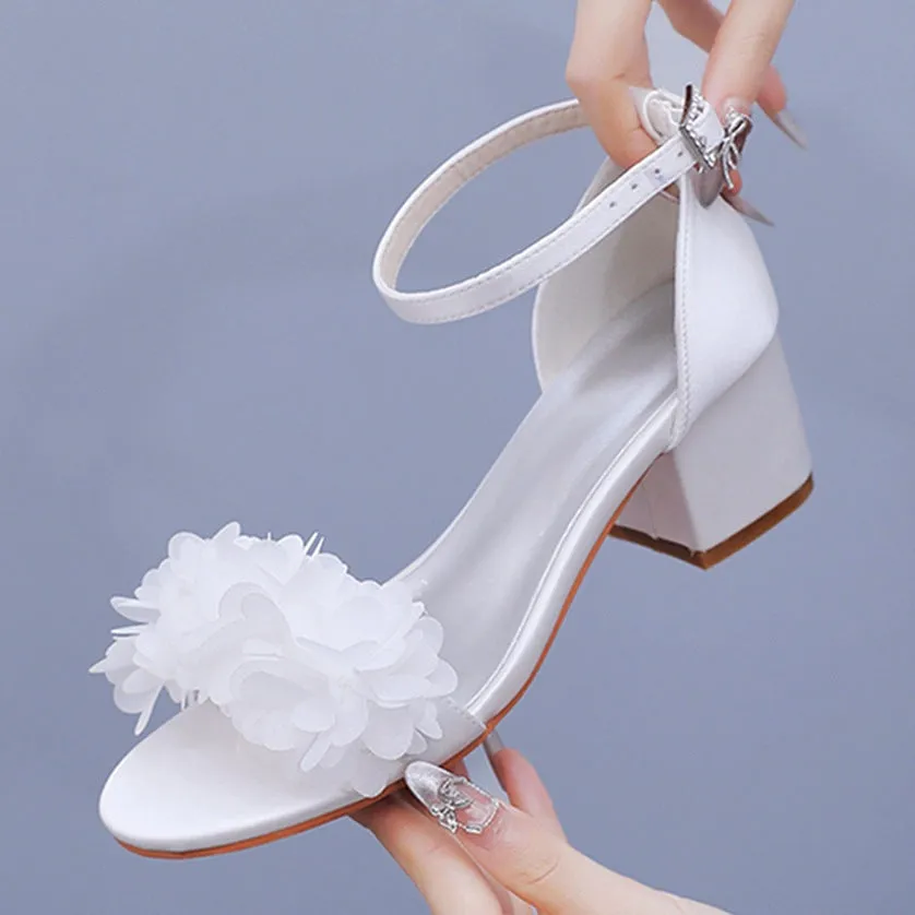 sandales de mariage en satin à talons épais et bout ouvert avec fleurs blanches