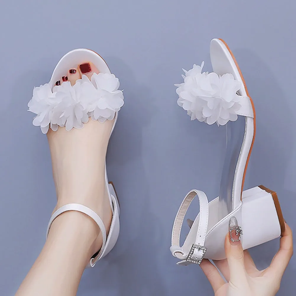 sandales de mariage en satin à talons épais et bout ouvert avec fleurs blanches