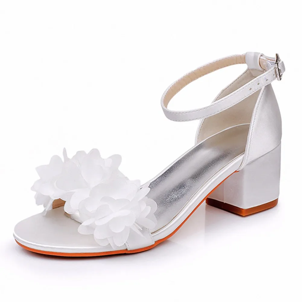 sandales de mariage en satin à talons épais et bout ouvert avec fleurs blanches