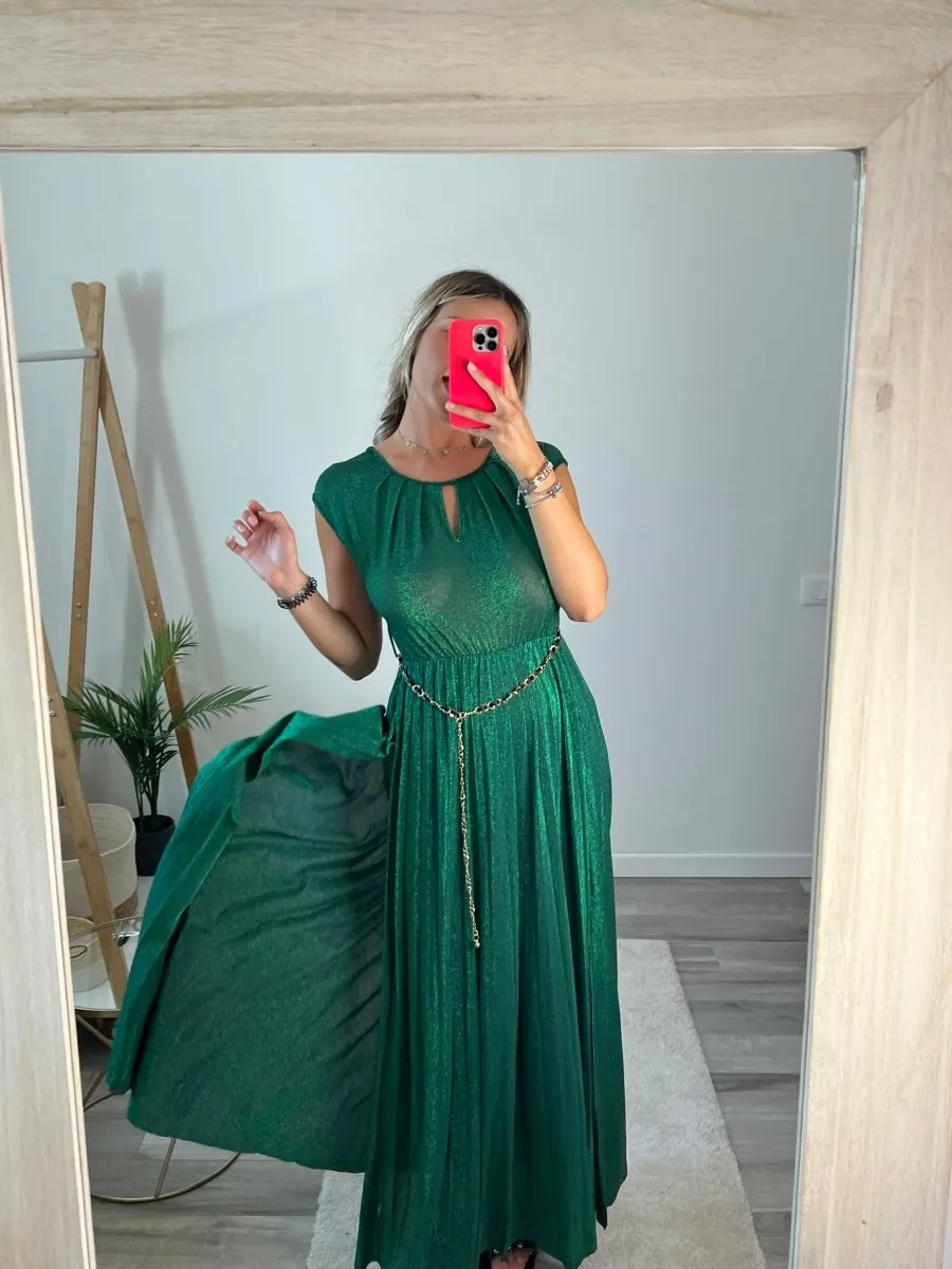 Vestito lungo verde satin con spacchi e catenina