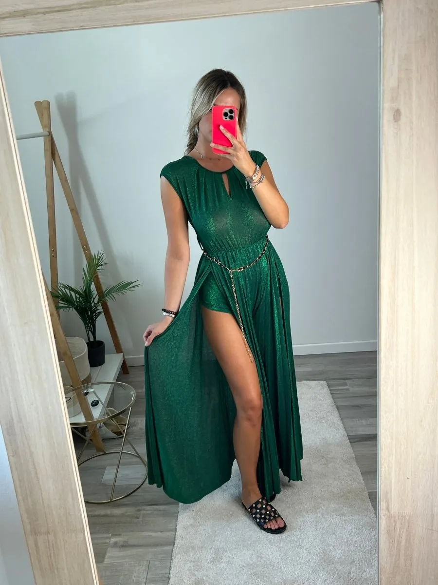 Vestito lungo verde satin con spacchi e catenina